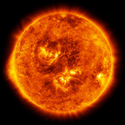 El Sol, una esfera casi perfecta de plasma, con un movimiento convectivo interno que genera un campo magnético a través de un proceso de dinamo