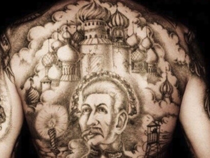 El tatuaje más fácilmente asociable con los ladrones en la ley y el más replicado en la cultura popular. Generalmente suele estar tatuado en el pecho, vientre o espalda del criminal