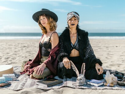 Amigas na praia em um ritual