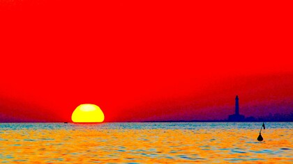 Puesta de sol vista desde Gallipoli: a la derecha, el faro de la isla de Sant'Andrea