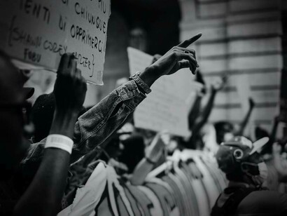 Folle si riuniscono per manifestare: sviluppare una società dove, forse noi, ma di sicuro i nostri discendenti possano vivere senza paura
