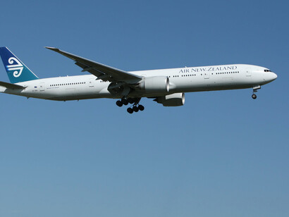 Aereo nel cielo azzurro del primo mattino