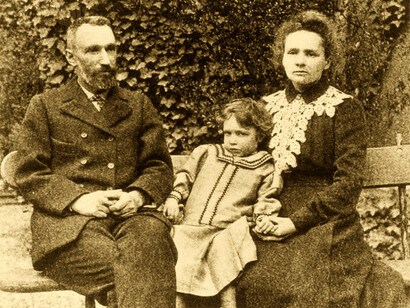 Pierre y Marie Curie con Irène
