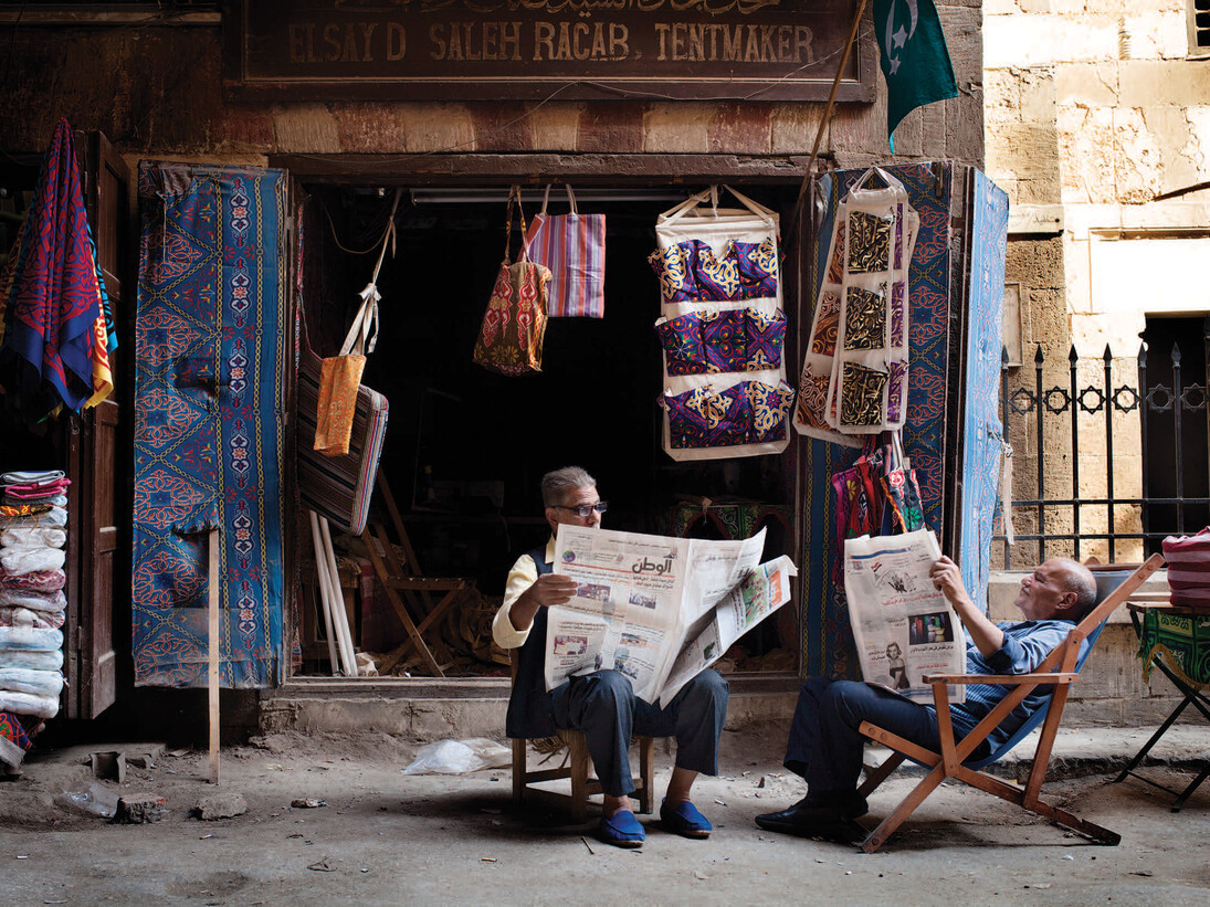 Sayyed Elsay and a friend reading dailies, Cairo, Egypt: 2013 © Massimiliano Fusari / Massimedia.com