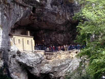 La Batalla de Covadonga tuvo lugar en un entorno abrupto, cerca de una cueva situada en los Picos de Europa. Cueva Santa del Santuario de Covadonga, Asturias, España