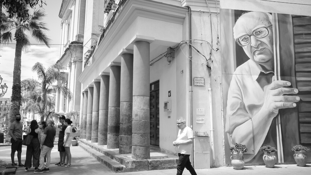 Murales di Andrea Camilleri a Porto Empedocle, Agrigento, Sicilia, Italia