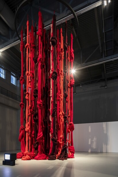 Cecilia Vicuña,"Quipu menstrual" en el Museo Nacional de Bellas Artes, 5 de abril de 2025, Santiago, Chile