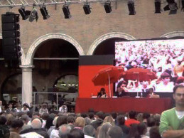 Para el festival se elige un tema como la libertad, la felicidad y todas las participaciones y disertaciones, giran alrededor del argumento elegido. Festival Filosofía Modena 2005, Plaza Grande, Italia