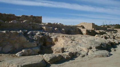 Muralla del conjunto arqueológico del Tossal de Manises, antigua ciudad ibero-cartaginesa-romana de "Akra-Leuke" o "Lucentum", en Alicante, España