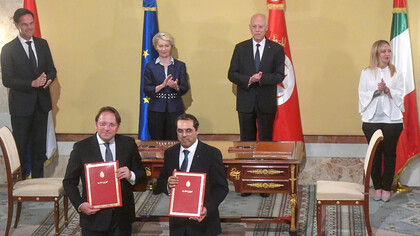 L'accord Tunisie-Union Européenne. Le président tunisien Kaïs Saïed a signé, dimanche 16 juillet 2023, un accord de partenariat avec la présidente de la Commission européenne Ursula von der Leyen, et les Premiers ministre italien et néerlandais, Georgia Meloni et Mark Rutte © Reuters
