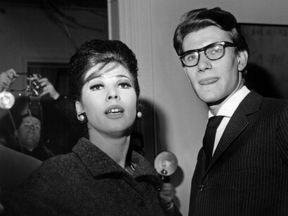 Yves Saint Laurent con una de sus modelos