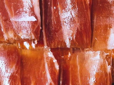 La successiva stagionatura può durare diversi mesi e contribuisce alla formazione del profilo aromatico e della consistenza caratteristici