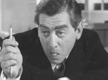 Tony Hancock' produciendo en la oficina en «The Rebel»  (1961)