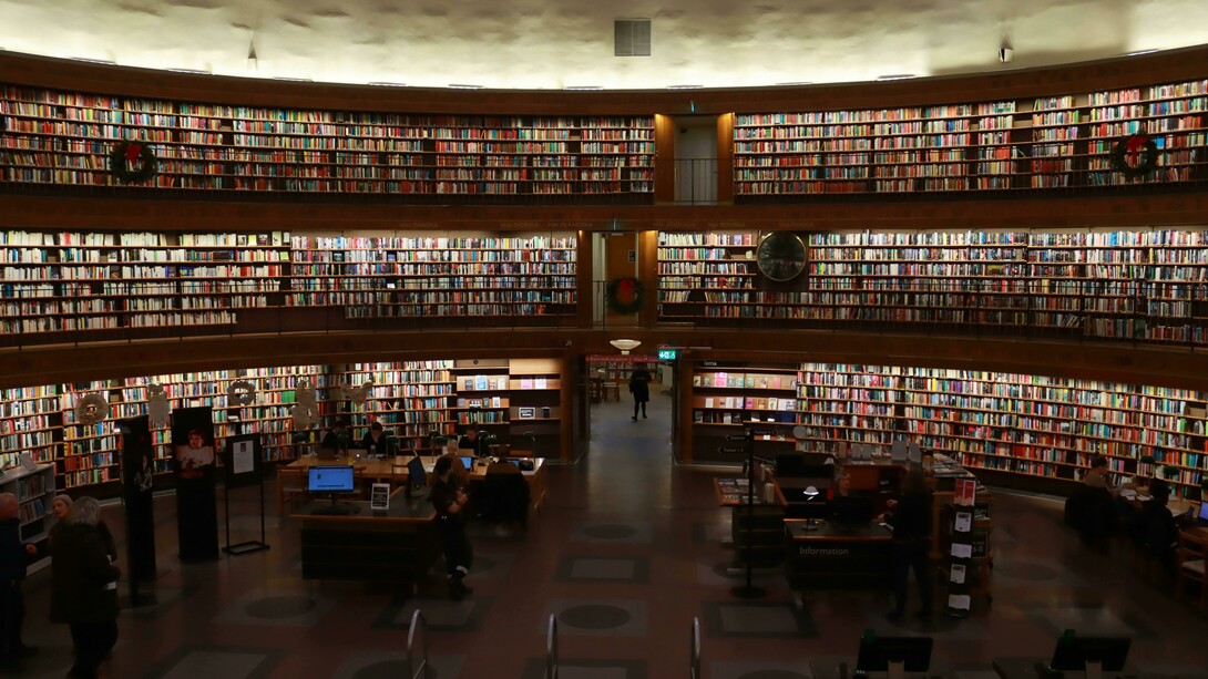 Grande biblioteca. Construída no final do século XVIII, a Bibliothèque Royale de Dunquerqueville é um verdadeiro templo à cultura e ao saber. Segue o padrão arquitetônico criado em 1756 durante o reinado (1750-1792) de Philippe II, com a planta em cruz simétrica e fachada neoclássica – lembrando muito o Panthéon de Paris, por também ter sido projetada por Jacques-Germain Soufflot. Localizada na parte norte da Place des Arts, a biblioteca ocupa um espaço imenso e abriga o maior acervo do reino – maior até que o da Bibliothèque Royale de Lanesville. No alto, entre as imensas colunas da entrada, está o brasão dos Lanes-Dunquerque, a Família Real, dando suas boas-vindas a quem quer que deseje adentrar