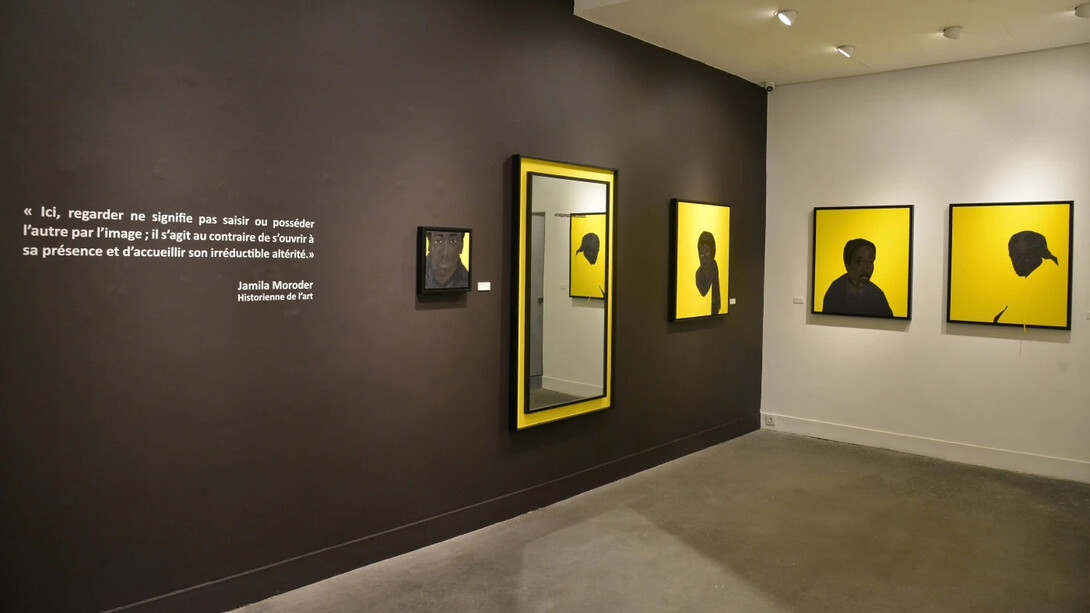 M’barek Bouhchichi, Ce que je suis, ce que nous sommes, vue d’exposition. Avec l’aimable autorisation de L’Atelier 21