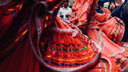 Colores y alegría no obstante..., bailes tradicionales que ilustran la tapicería patrimonial de México
