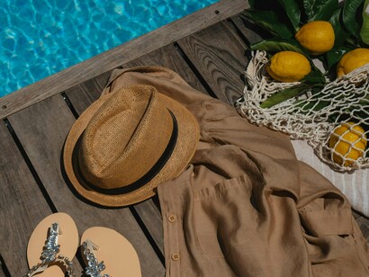 Há quem leve o filho bebé como disfarce, quem finja estar a fazer jogging matinal e até quem adote a postura de “estou só a ver o nascer do sol”, enquanto instala sorrateiramente três toalhas em fila com a maior das naturalidades