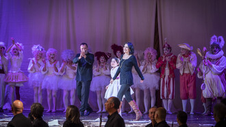 Una radiosa Manu Lalli riceve gli applausi dopo “Alice” al Teatro Verdi di Firenze nel 2022 © Marco Borrelli 