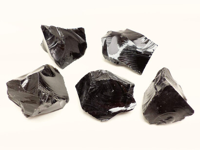 La obsidiana, llamada a veces vidrio volcánico, es un tipo de roca ígnea con una composición química de silicatos alumínicos y un gran porcentaje (70 % o mayor) de óxidos silícicos