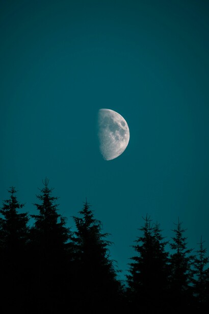 Blue moon, devil moon, the moon and sixpence