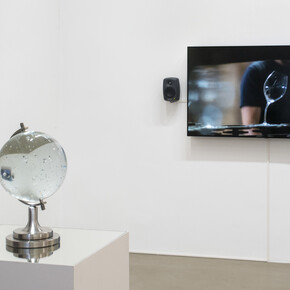 Seen in a cristal ball. Courtesy of Galerie Chantal Crousel