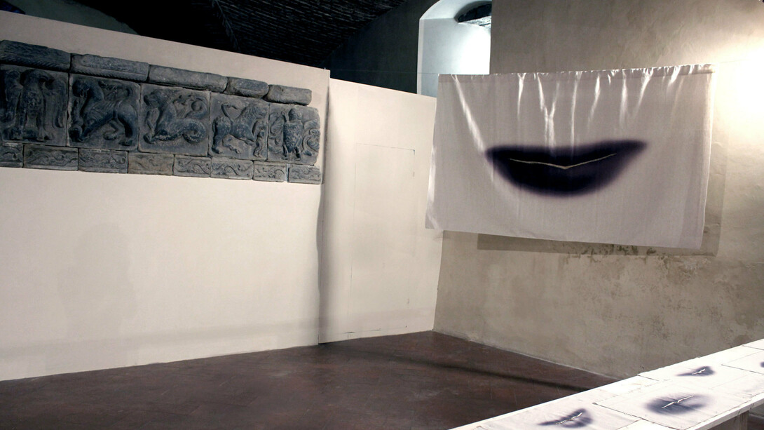 Marco Baldicchi, Progetto Ogni sorriso, 2012. Installazione di 12 lenzuola ricamate con filo dorato. 