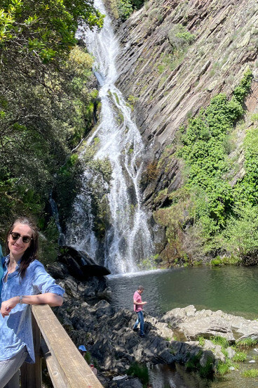 Chorrituelo de Ovejuela, esto es, una espectacular cascada que cubre de agua cristalina en su descenso las majestuosas montañas. La sierra de Gata, Cáceres, España