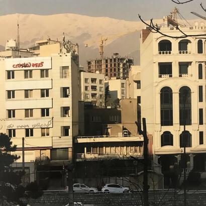 Entre nos murs, les souvenirs d’Iran. Au fil des décennies, après la révolution de 1979, tout se dégrade, on construit en béton et de partout. La maison est absorbée par des barres d’immeubles
