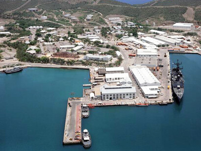 La «adquisición» de la Bahía de Guantánamo formaba parte de la Enmienda Platt de 1903, como condición para el retiro de las tropas estadounidenses restantes en Cuba desde la guerra