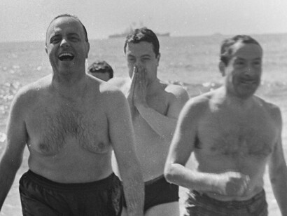 El ministro Manuel Fraga y el embajador estadounidense Angier Biddle Duke se bañan en Palomares, Almería, para demostrar que no hay peligro en la zona