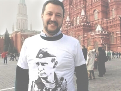 Matteo Salvini con l'incriminata T-shirt in onore di Putin