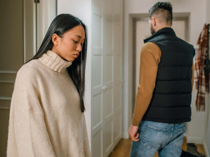 Le silence dans le couple crée une distance que l’amour seul ne peut combler