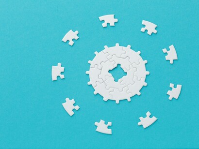 Concetto di mondo interdipendente sotto forma di puzzle: "Quando pensiamo alla complessità, abbracciamo l’idea di insieme"