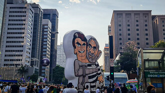 Un pixuleco (muñeco gigante inflable típico de Brasil) de Bolsonaro y Lula durante el movimiento social y político Vem pra Rua (Ven a la Calle)