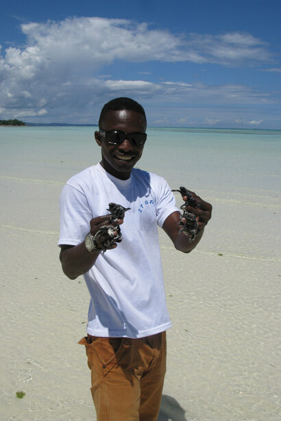 Nosy Be, un giovane abitante e le tartarughine