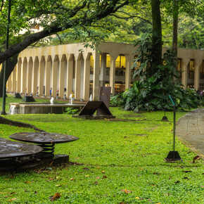 Sendero de las esculturas, vista de exhibición. Cortesía del Museo La Tertulia 