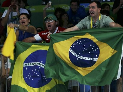 Brasileiros arvorar a bandeira de seu país em Rio 2016