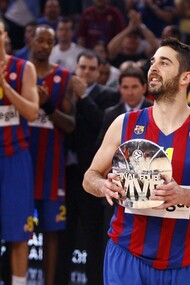 Uno de los muchos hitos de la «Bomba» Navarro: con el trofeo que lo acredita como MVP de la Final Four de 2010 en París