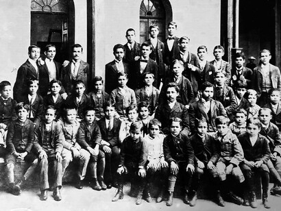 Alumnos del internado del colegio en el año 1891. Entre ellos están: Alfredo y Jorge Volio Jiménez, Tobías Vaglio, Jorge y Ricardo Feo, Julio Sancho Jiménez, Carlos Piedra Chacón,  Juan Cansio Quesada, Jaime Granados Chacón, Benjamín Chamberlain, Camilo Esquivel Sáenz, Ernesto Martín Carranza, etc. Profesores; Federico G. Salazar y Francisco Vargas Quesada (Imagen de: Mata Gamboa, J., facilitada por Jorge Arturo Vindas)