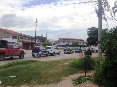 Esa fe en una parte de la humanidad que trataba de abonar cada día se disolvió en un gran atasco de camionetas desproporcionadas que estaban paradas en el centro de la ciudad, Santa Cruz de la Sierra, Bolivia
