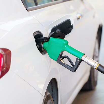 l prezzo della benzina continua a crescere non tanto per una reale scarsità di petrolio, quanto per le tensioni speculative che dominano i mercati energetici internazionali