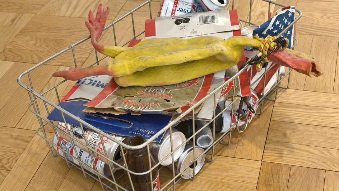 Cady Noland, Chicken in a Basket, 1989, Mixed media (wire basket, rubber chicken, beer cans, etc.), 7.5 x 19.5 x 12 inches, 19.1 x 49.5 x 30.5 cm, © Cady Noland, Courtesy Skarstedt