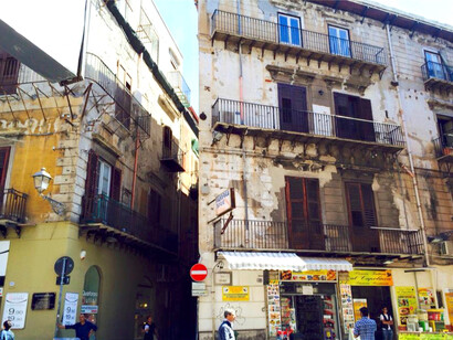 Stained exteriors of Palermo’s downtown buildings © Alma Reyes