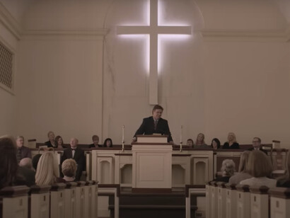 Key-frame del padre del protagonista in una scena in chiesa, Boy Erased (2018) 