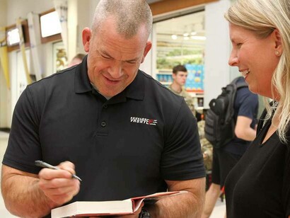 Jocko Willink durante la firma del suo libro nel 2019