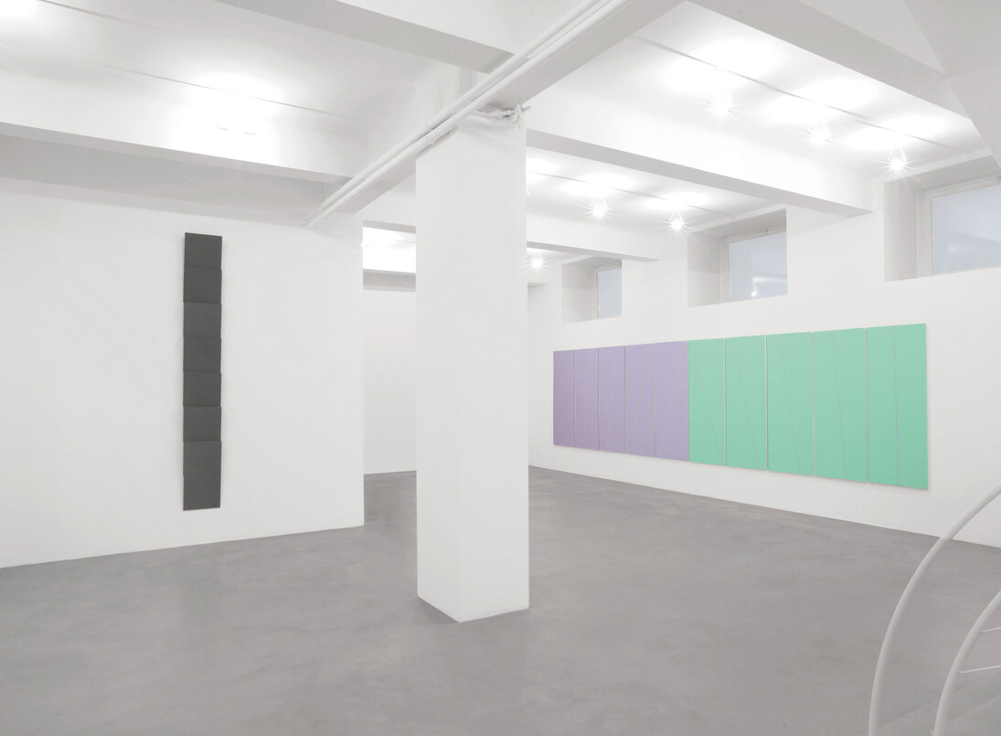 (da sinistra a destra) Lesley Foxcroft Standpoint, 2015 MDF nero, 280x35 cm. Mario Nigro, Dalla metafisica del colore: i concetti strutturali elementari geometrici, Ettore e Andromaca, 1978 Acrilico su tela,178x68 cm ognuno. Veduta parziale dell’esposizione A arte Invernizzi. Courtesy A arte Invernizzi, Milano. Foto Bruno Bani