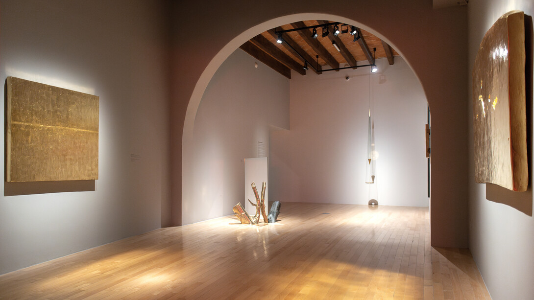 Varios artistas, El dorado. De la utopía al mito contemporáneo, vista de exhibición. Cortesía del Museo Amparo