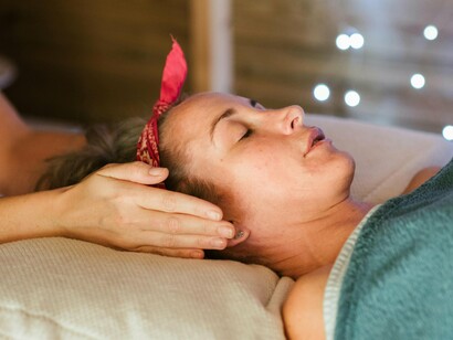 Mulher recebe Reiki. O bambu é o elemento natural que simboliza o Reiki de acordo com Johnny D’Carly. Segundo seu entendimento, “o bambu é flexível, apesar de forte. Ele reverencia o vento que o toca soprando. Ele se dobra mostrando-nos que quanto menos nos opusermos à realidade da vida, mais resistentes nos tornamos para viver em plenitude.”