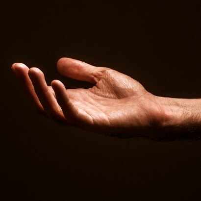 Acercamiento a una mano extendida
