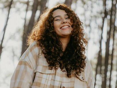 Essa conversa (que foi um refrigério para a alma), bem como a reportagem da BBC, me fizeram refletir e perceber que meu estilo de vida não é tão diferente quanto eu pensava. Percebi que faço parte de um grupo seleto de mulheres que optou por levar uma vida mais leve e mais voltada para si mesmas, em vez de continuar em uma vida de esgotamento e “eterno” reconhecimento profissional. Ao assumir a identidade de uma soft girl, percebi que o que me definia não era mais o trabalho, mas os meus valores pessoais. E isso acontecia assim que o sol tocava minha janela, com mudanças de estilo de vida